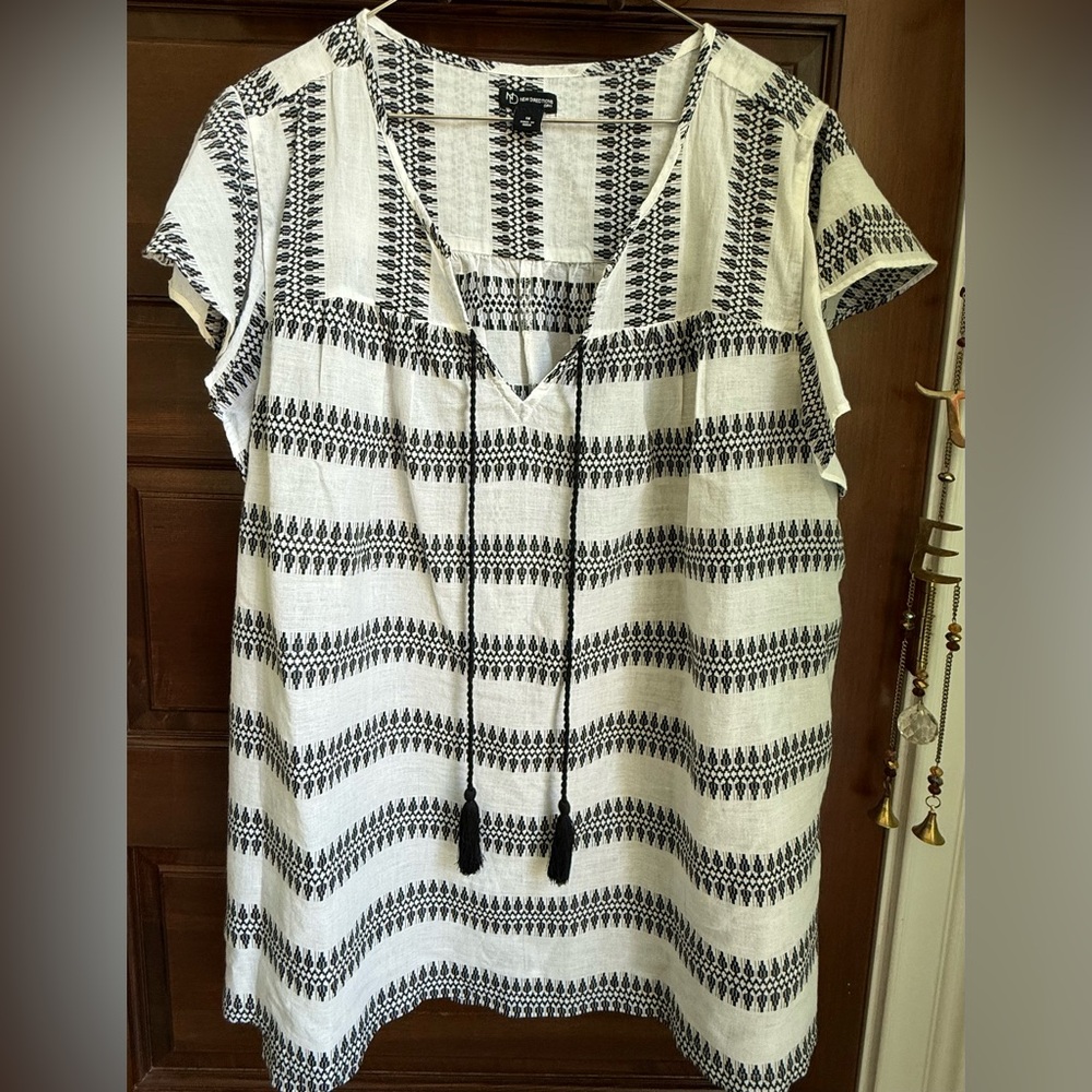 NWOT New Directions Curvy Black & White Tie Front Tunic